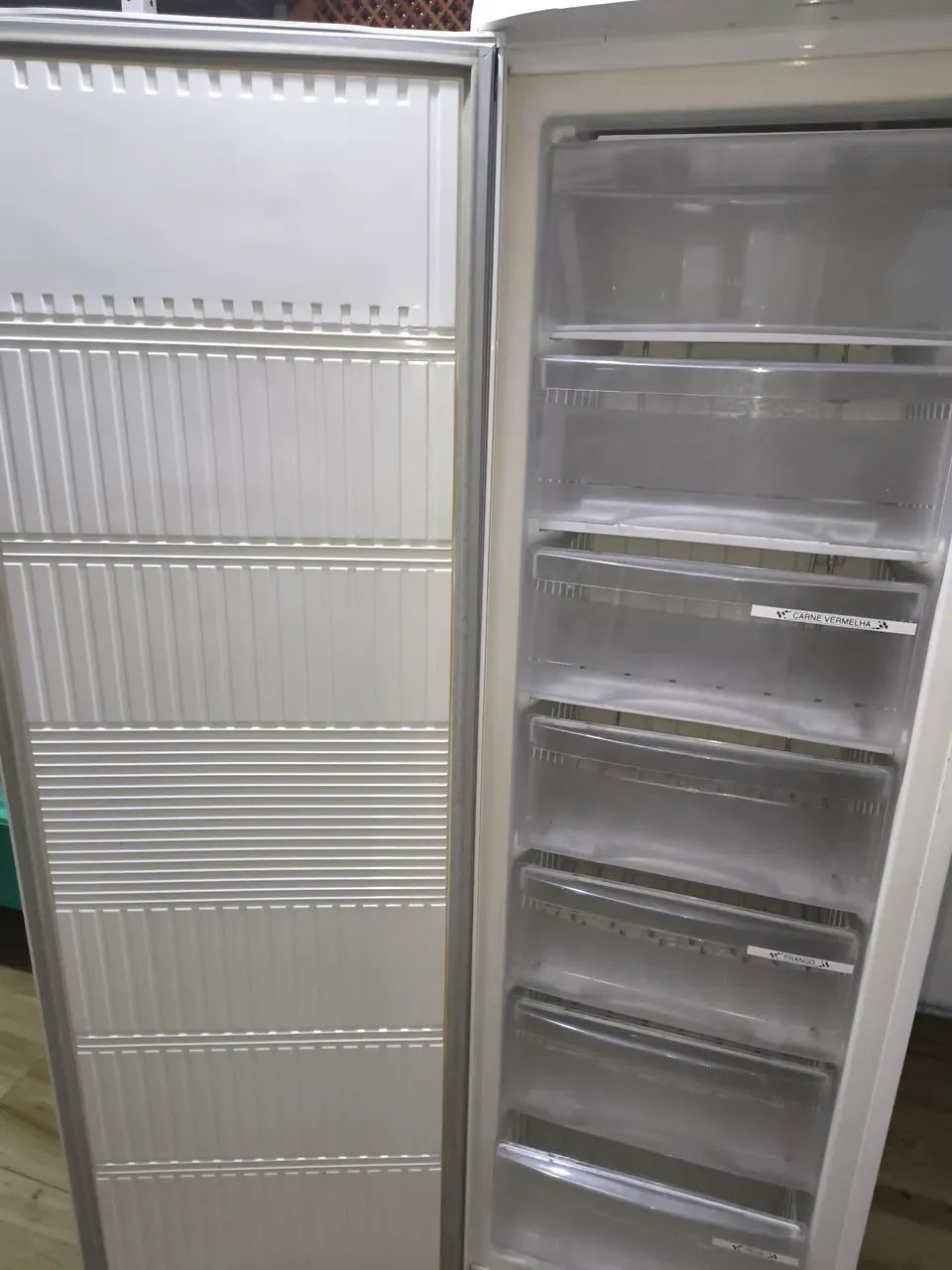 Freezer Electrolux vertical com gavetas - Foto 3