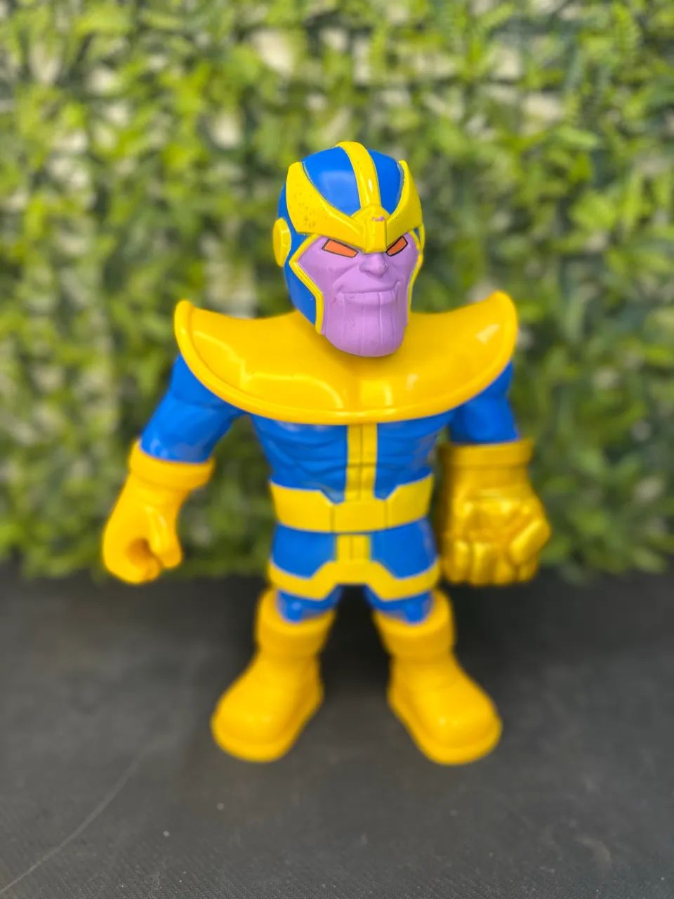 Thanos com Manopla do Infinito - Boneco Decorativo Colecionável