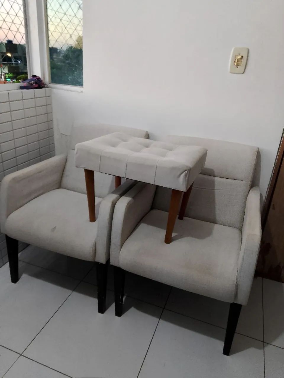 Duas poltronas e um puff 