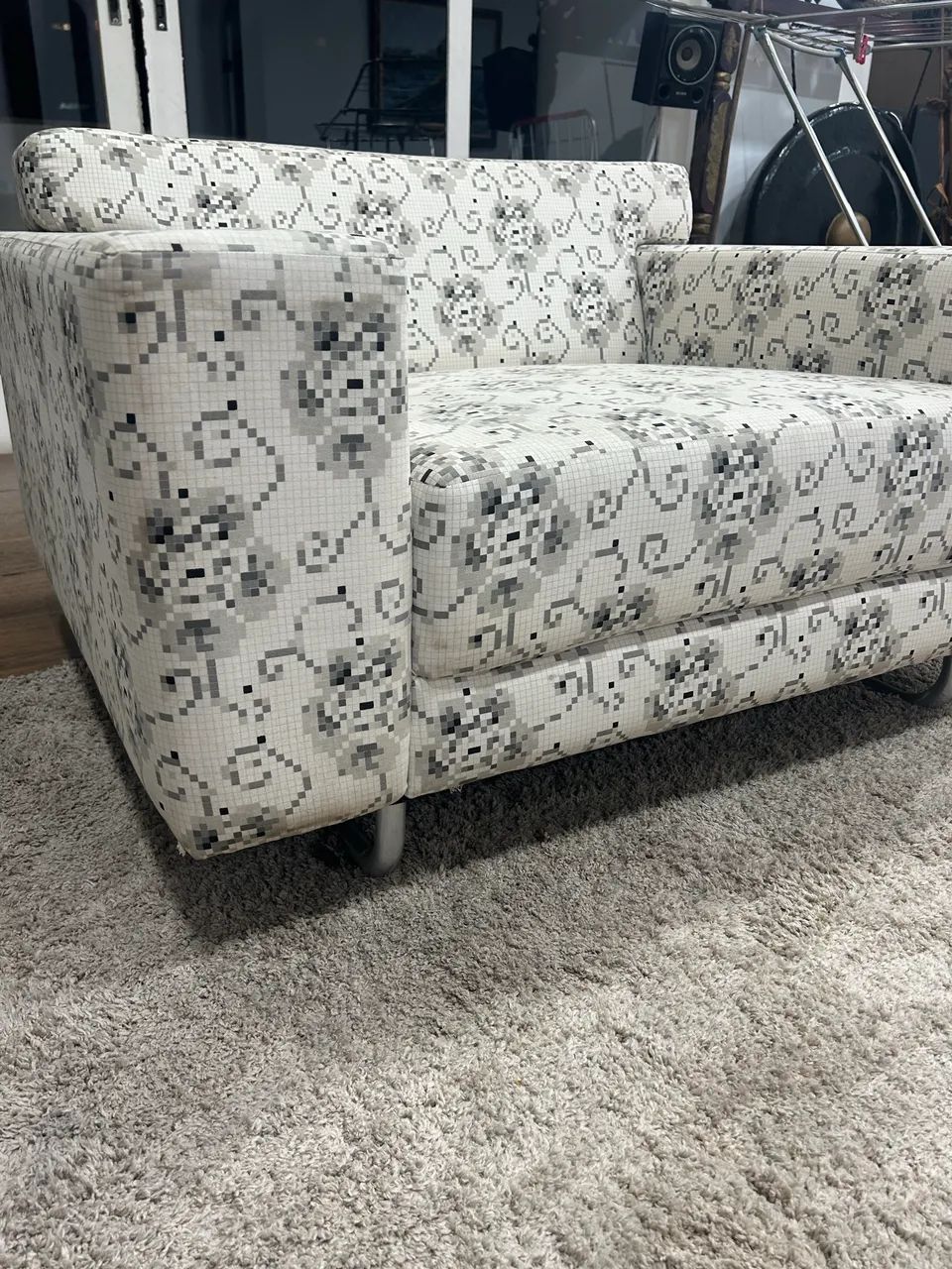 Poltrona Branca com estampa floral pixelada Tok&Stok