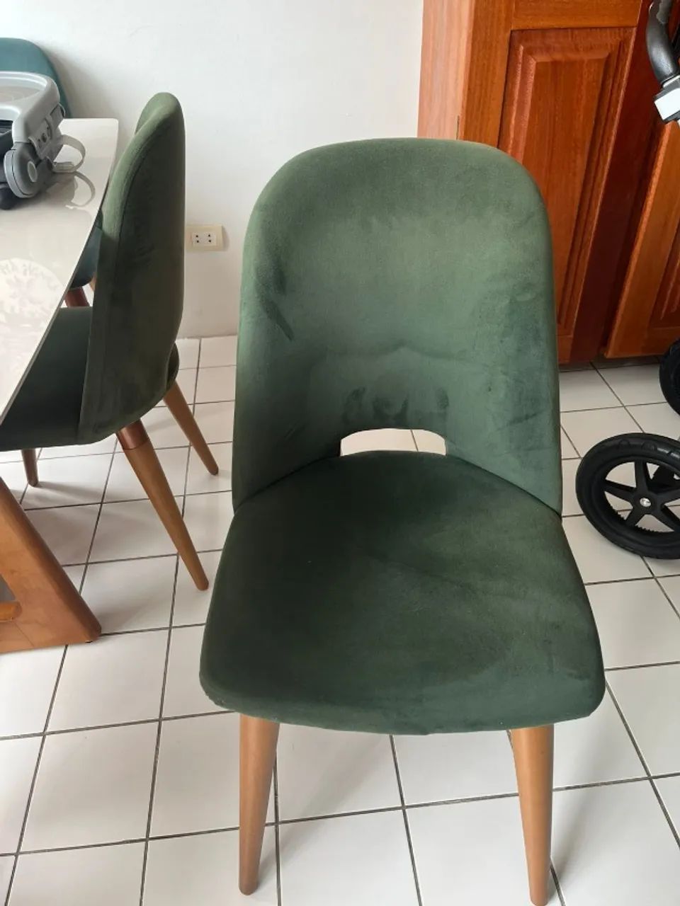 Vendo conjunto de 4 Cadeiras em tecido verde - Foto 2
