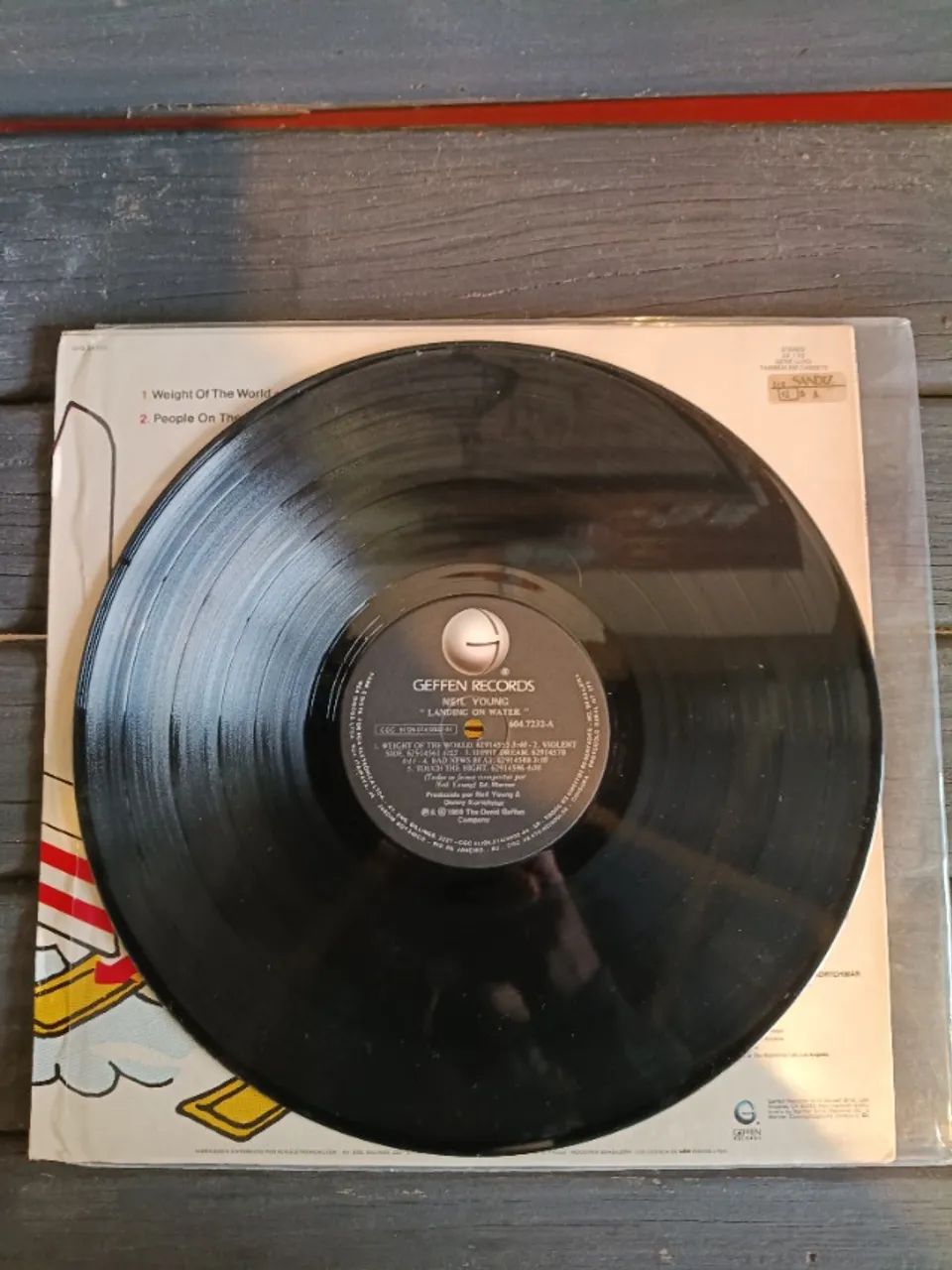 Vinil Neil Young Landing On Water Impecável - Foto 2