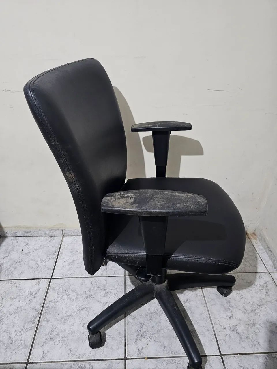 Cadeira de escritório em couro - Foto 2