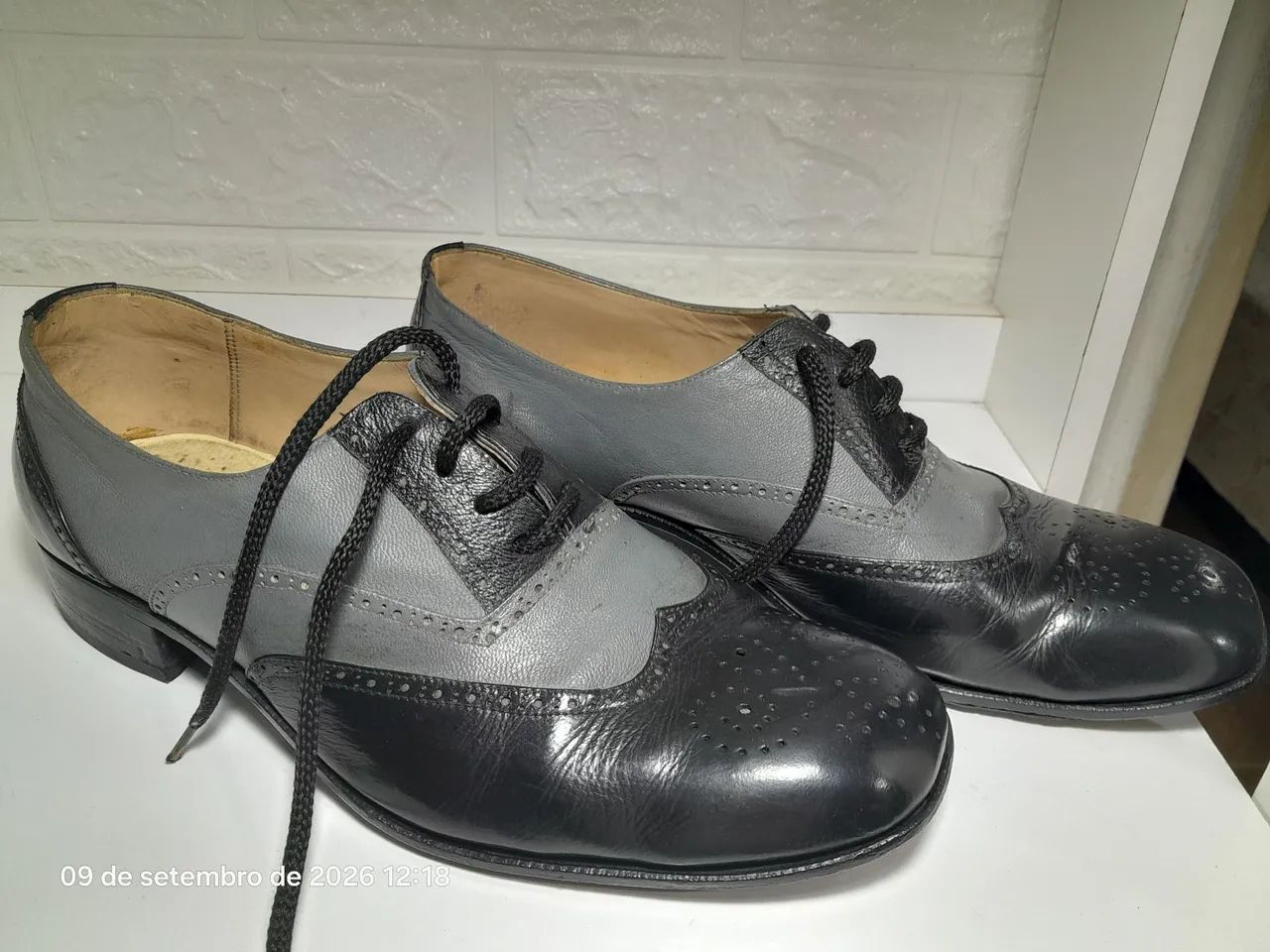 Sapato masculino de couro bicolor usado - Foto 3