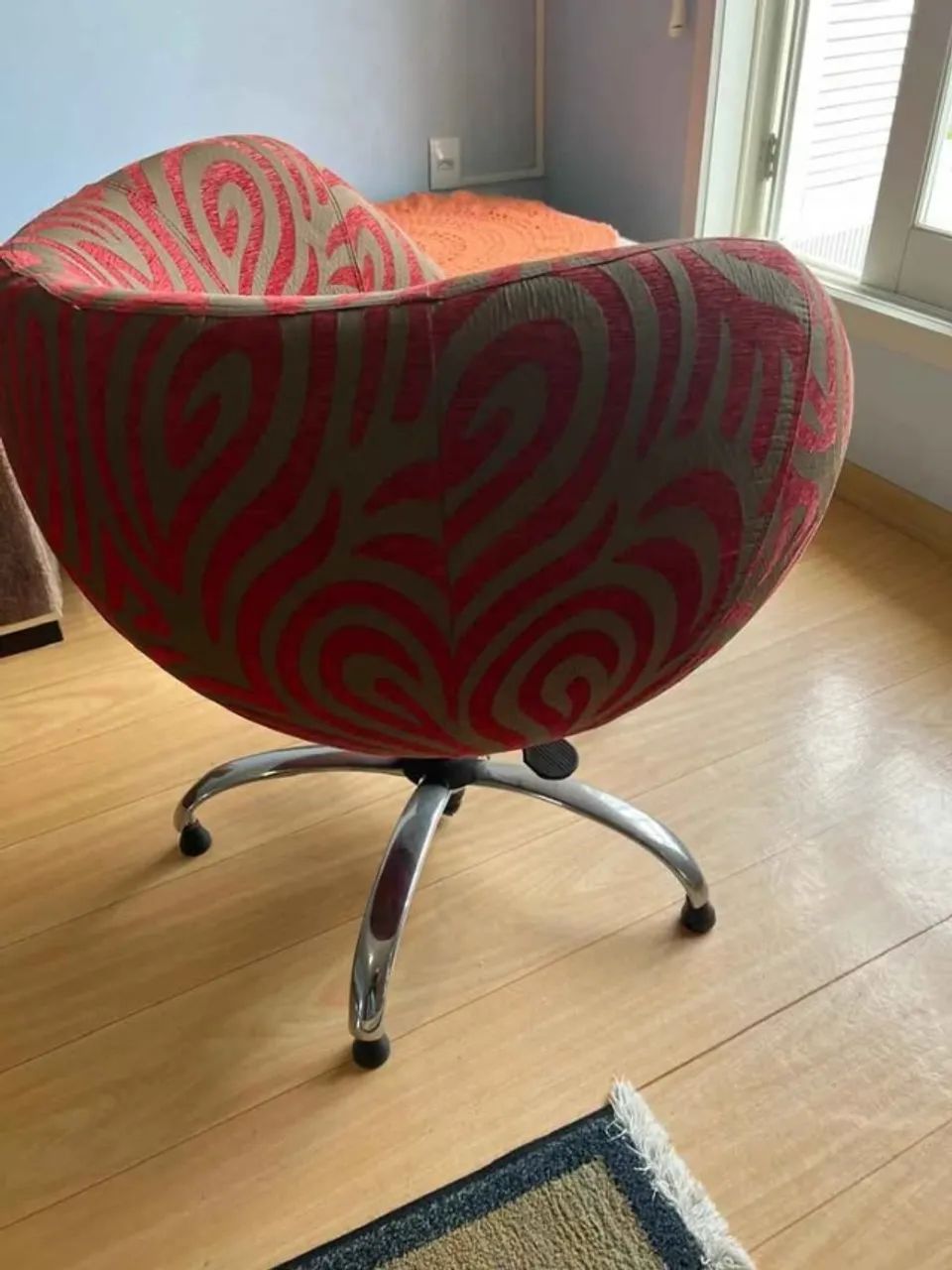 Poltrona Giratória Concha / Cadeira Estofada Vermelha com Base Cromada - Foto 3