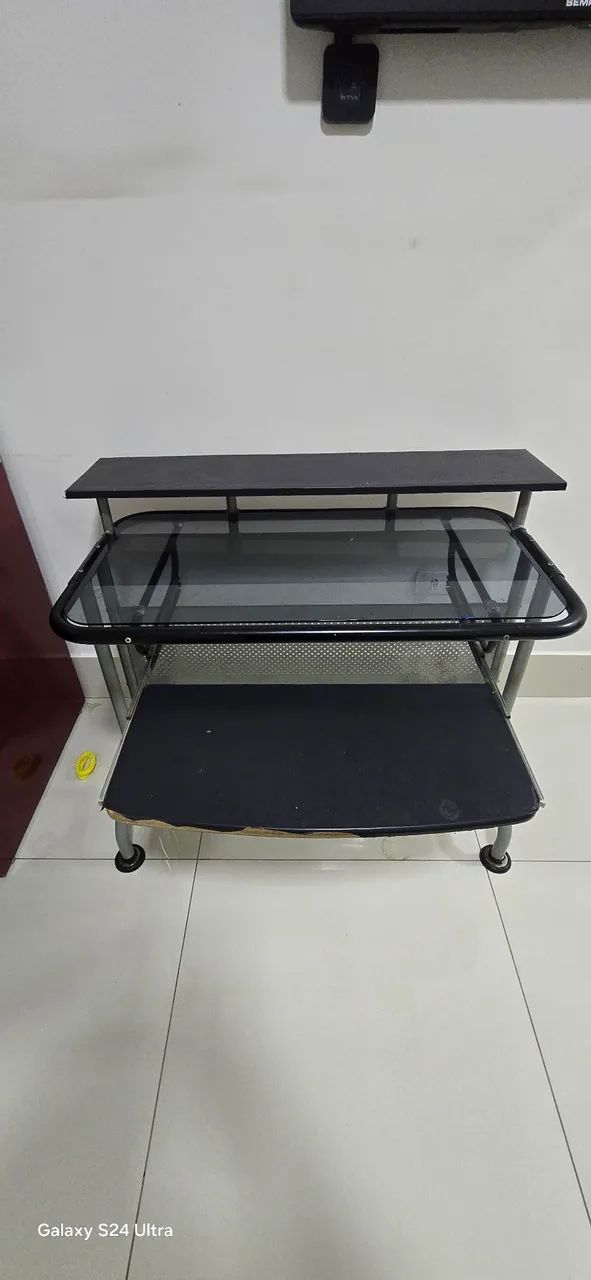 Mesa computador PC, metal e tampo de vidro.