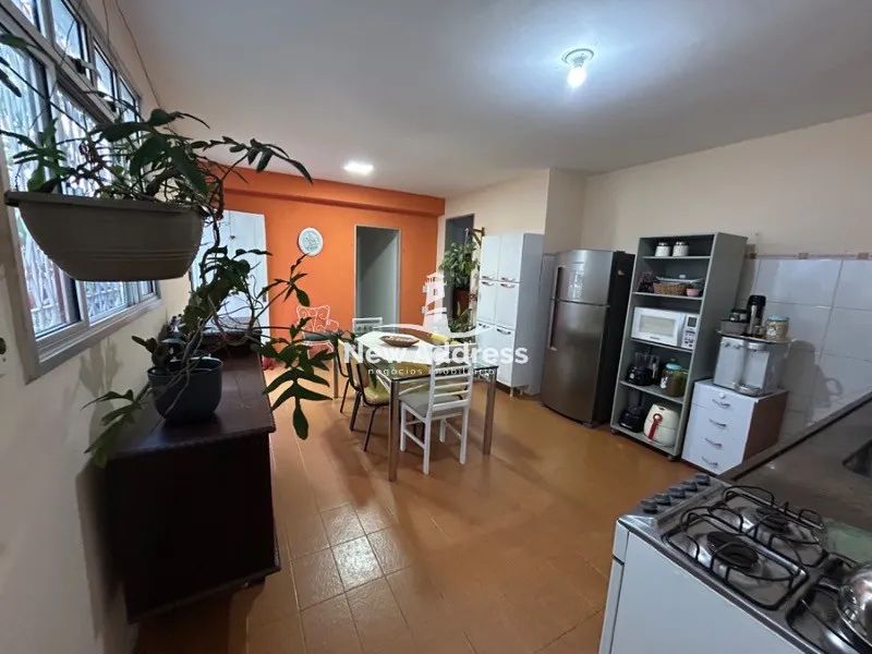 Casa com quintal e ponto comercial independente, 3 quartos (1 suíte) e kitnet nos fundos.  - Foto 2