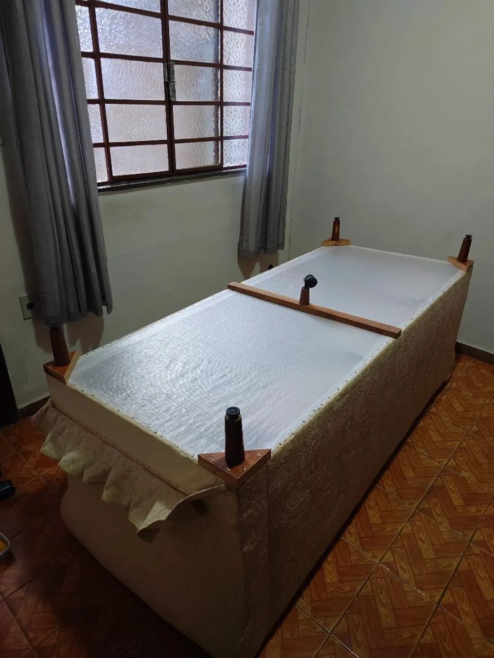 Maravilhoso Sofá Retrô com Almofadas Soltas - Excelente Estrutura - Foto 2