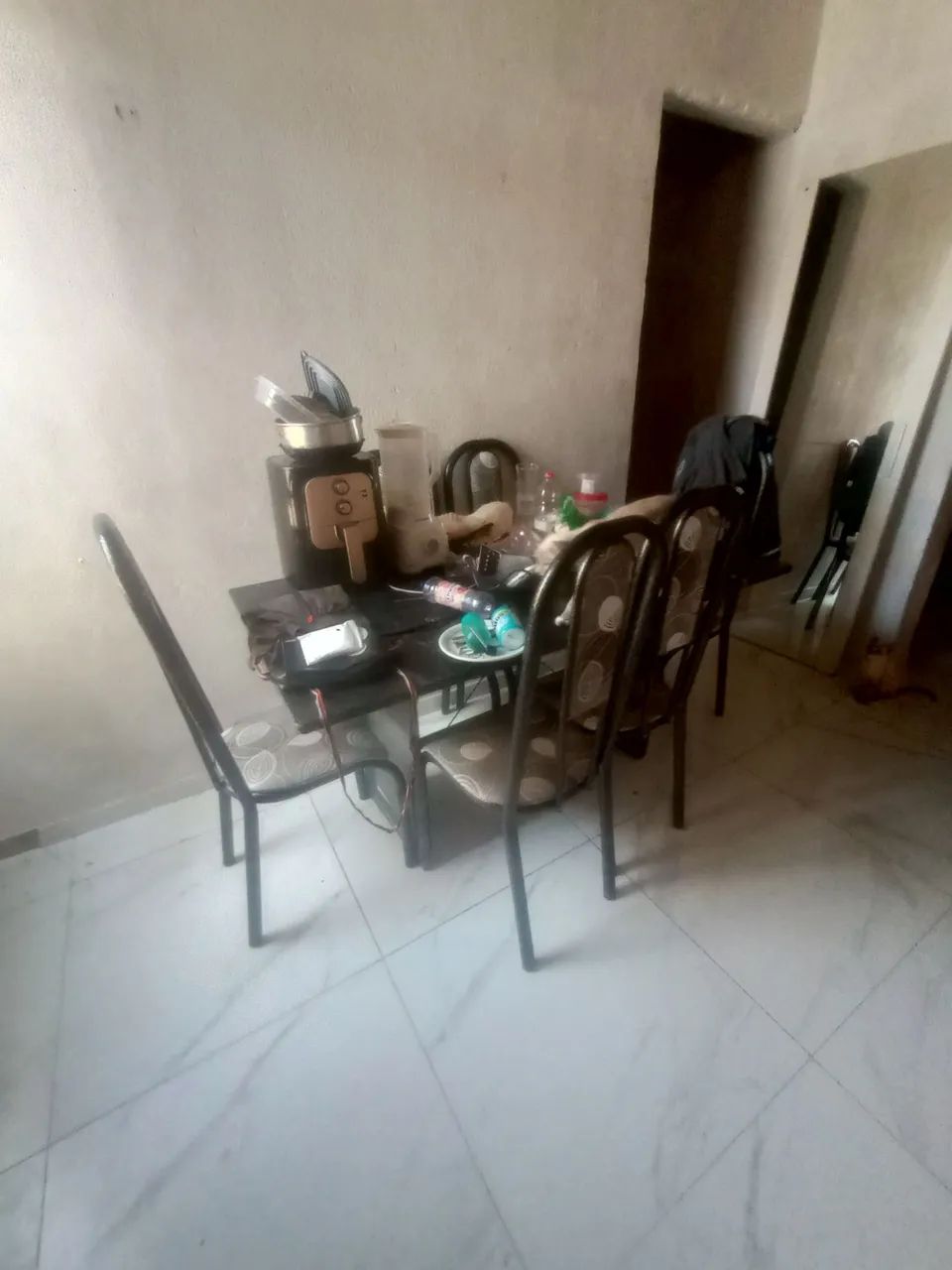 Uma mesa de janta de 6 cadeiras e uma sala de sofá 