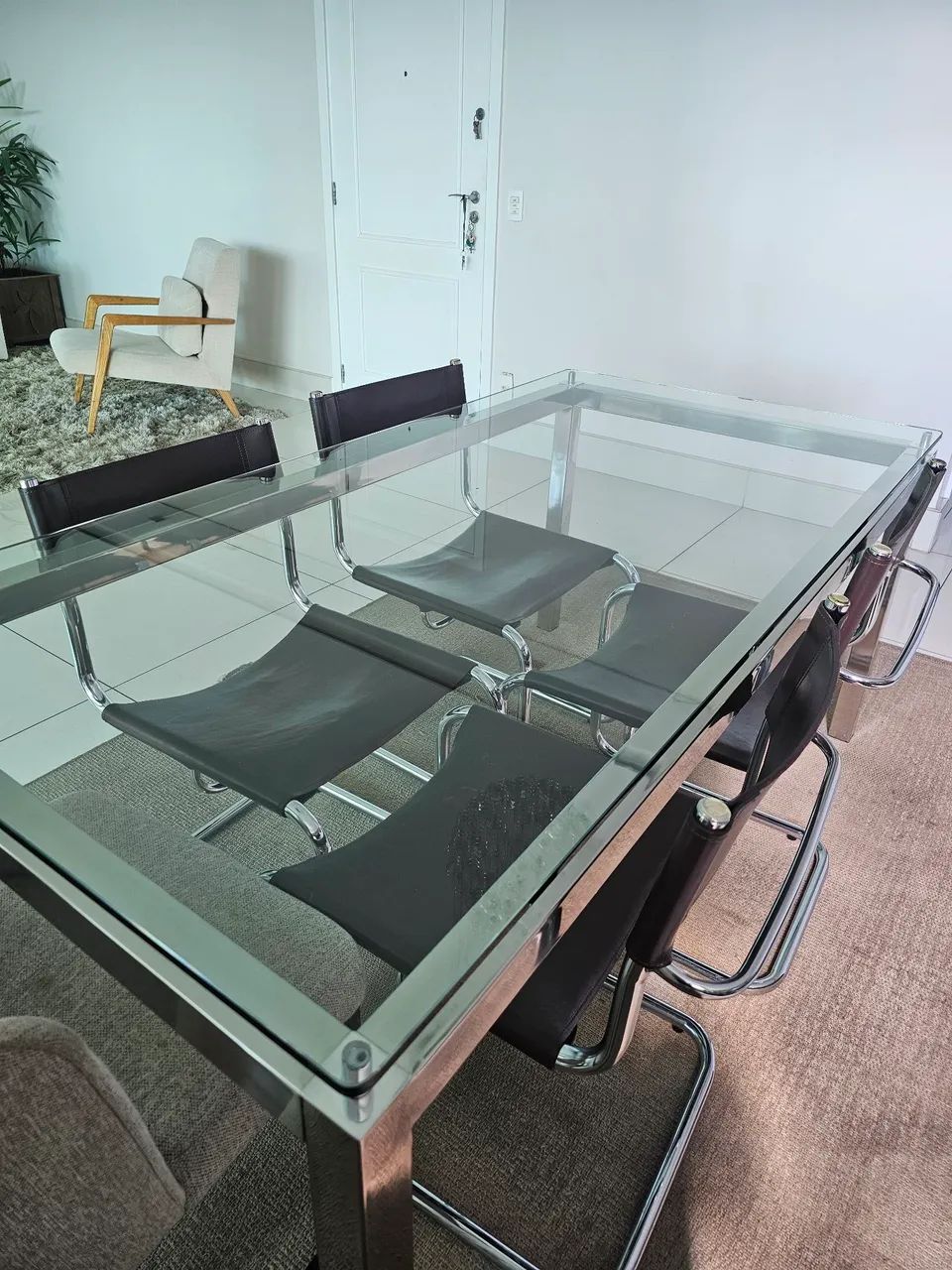 Mesa de jantar com cadeiras e poltronas