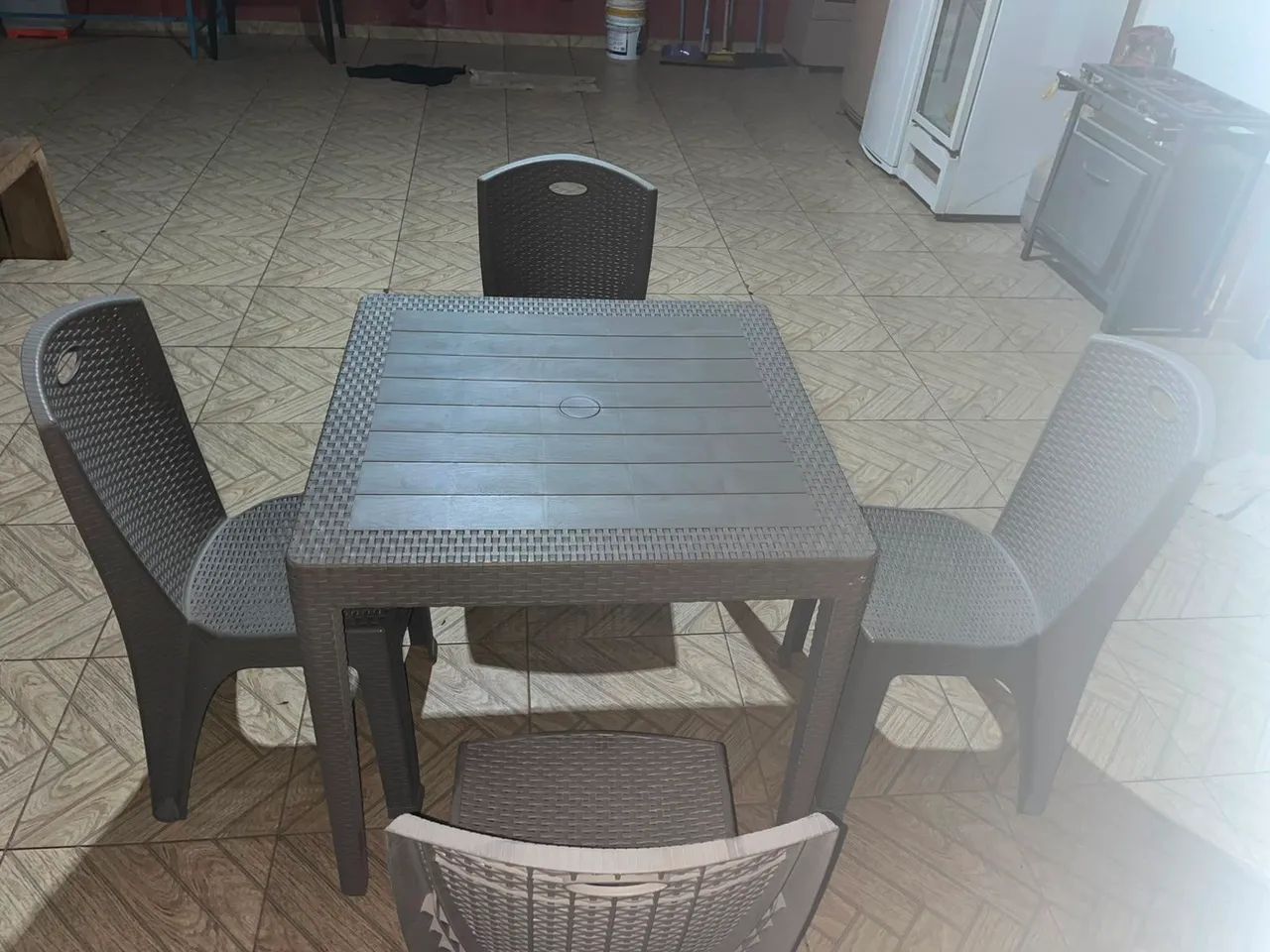 Vendo 03  jogos de mesas  com 4  cadeiras  - Foto 3