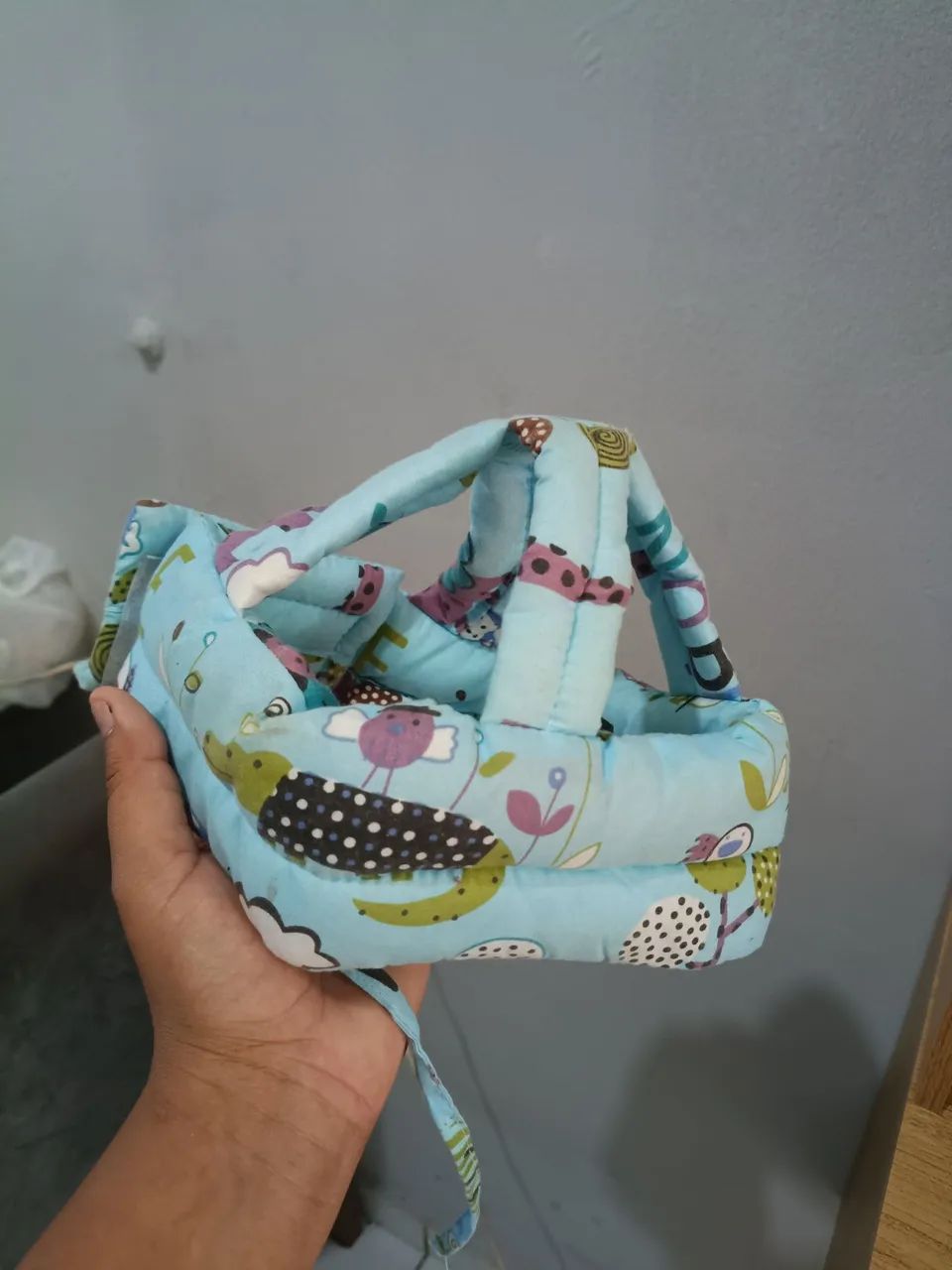 Capacete para bebê que está engatinhando 