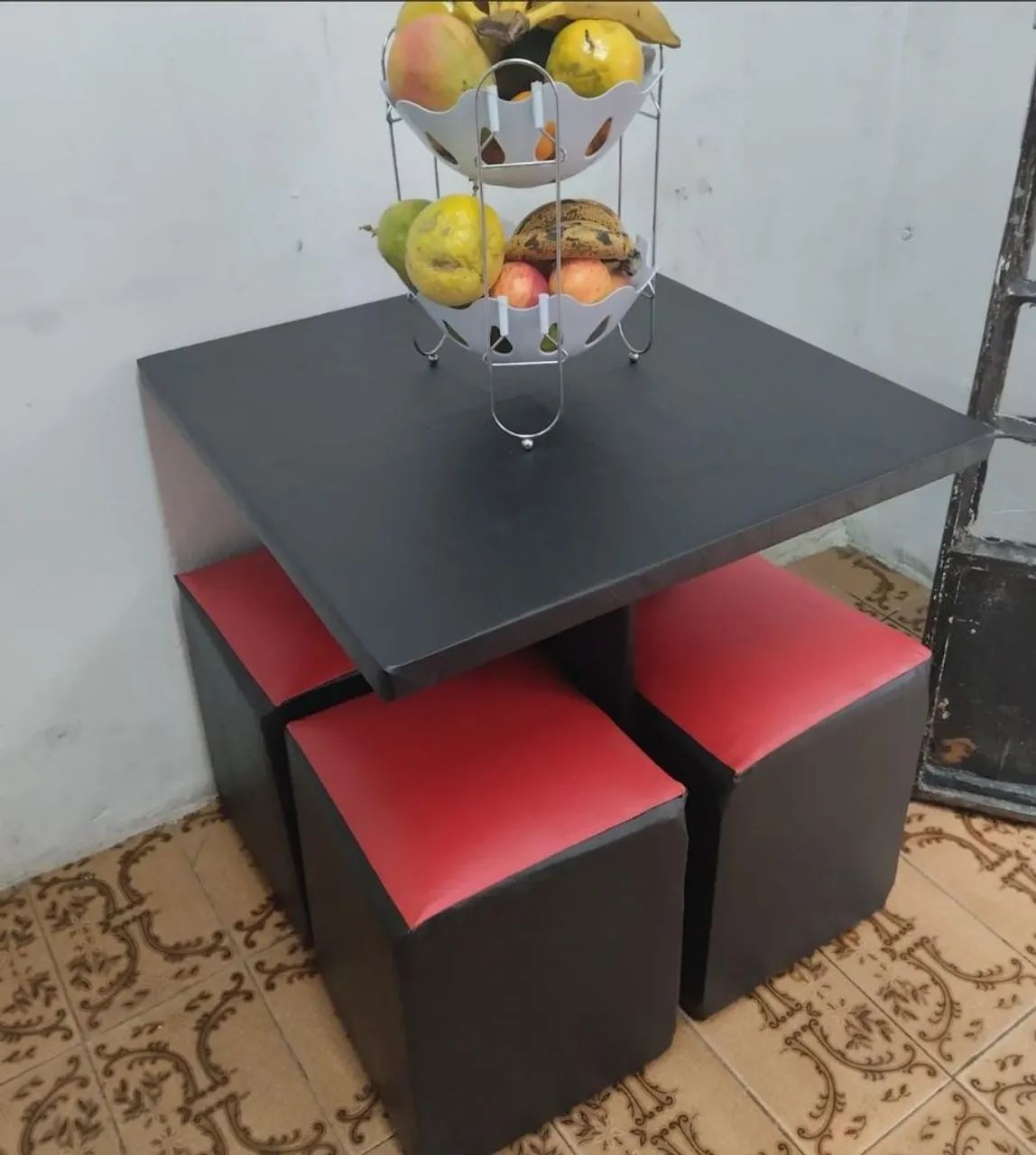 Mesa com 4 puffs na promoção 