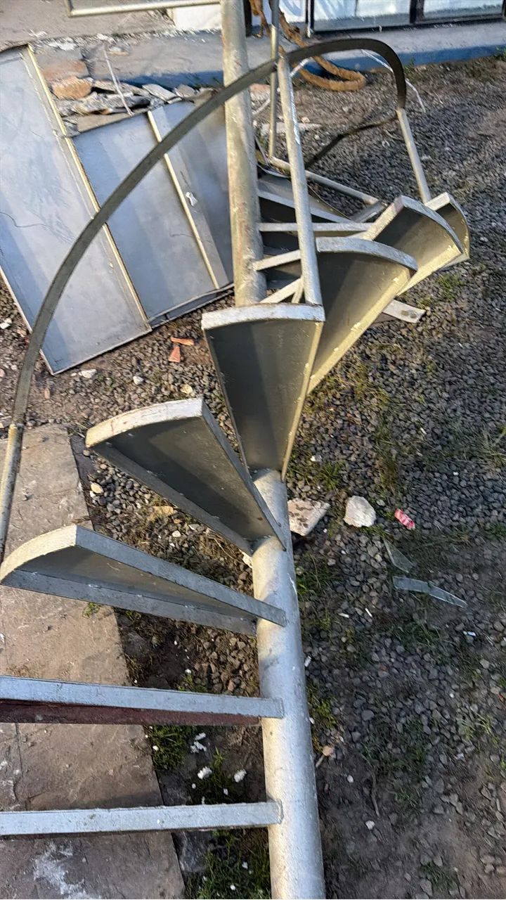 Vendo gradil e estruturas e escada  - Foto 5