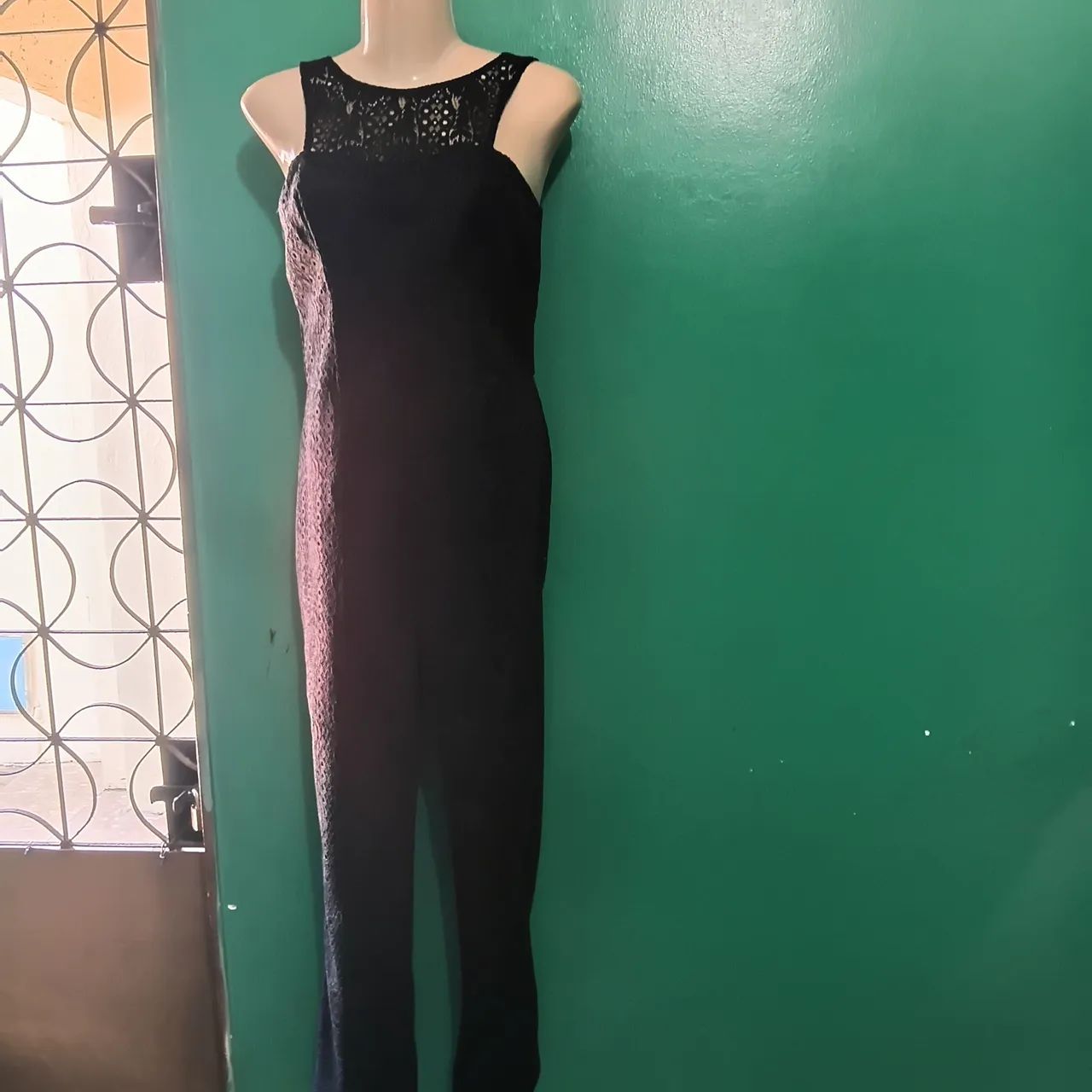 Macacão  preto  todo em renda  