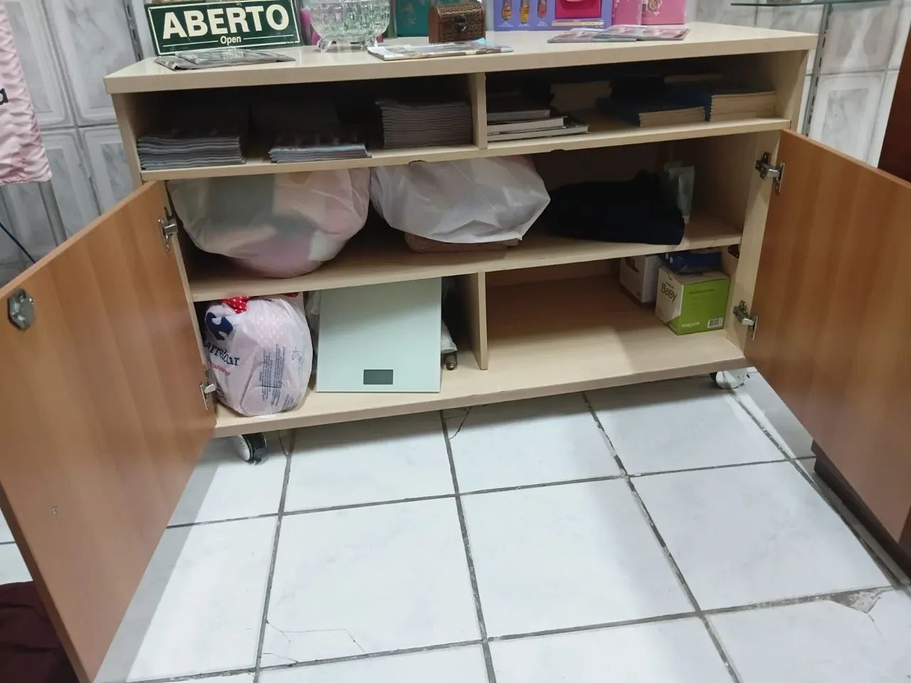 Balcão Criare com 2 Portas, Rodízios e Prateleira Interna - Foto 3