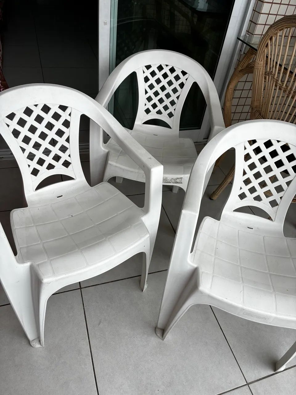 3 cadeiras de plástico branca  - Foto 3