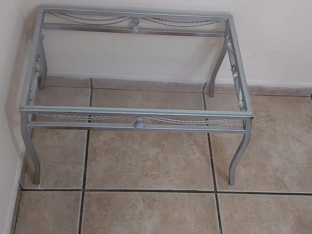 Mesa de centro de metal e vidro 60x40 - Foto 3