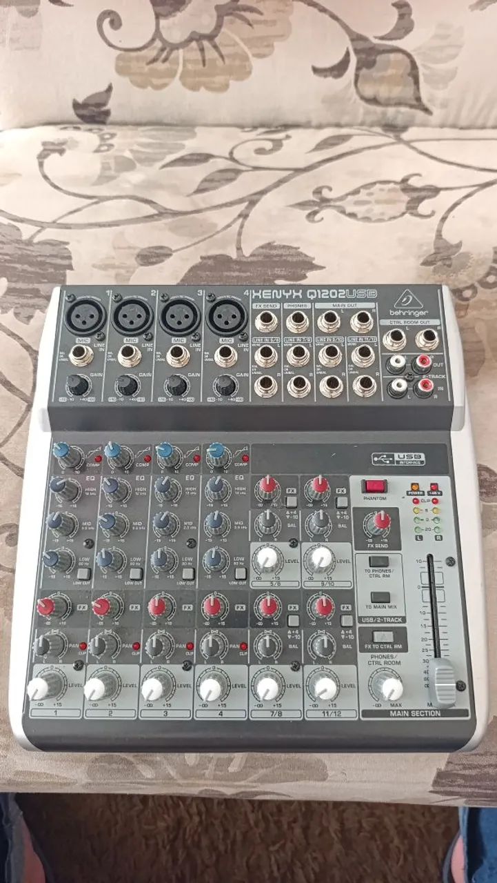 Mesa de som Behringer Xenyx Q1202 USB