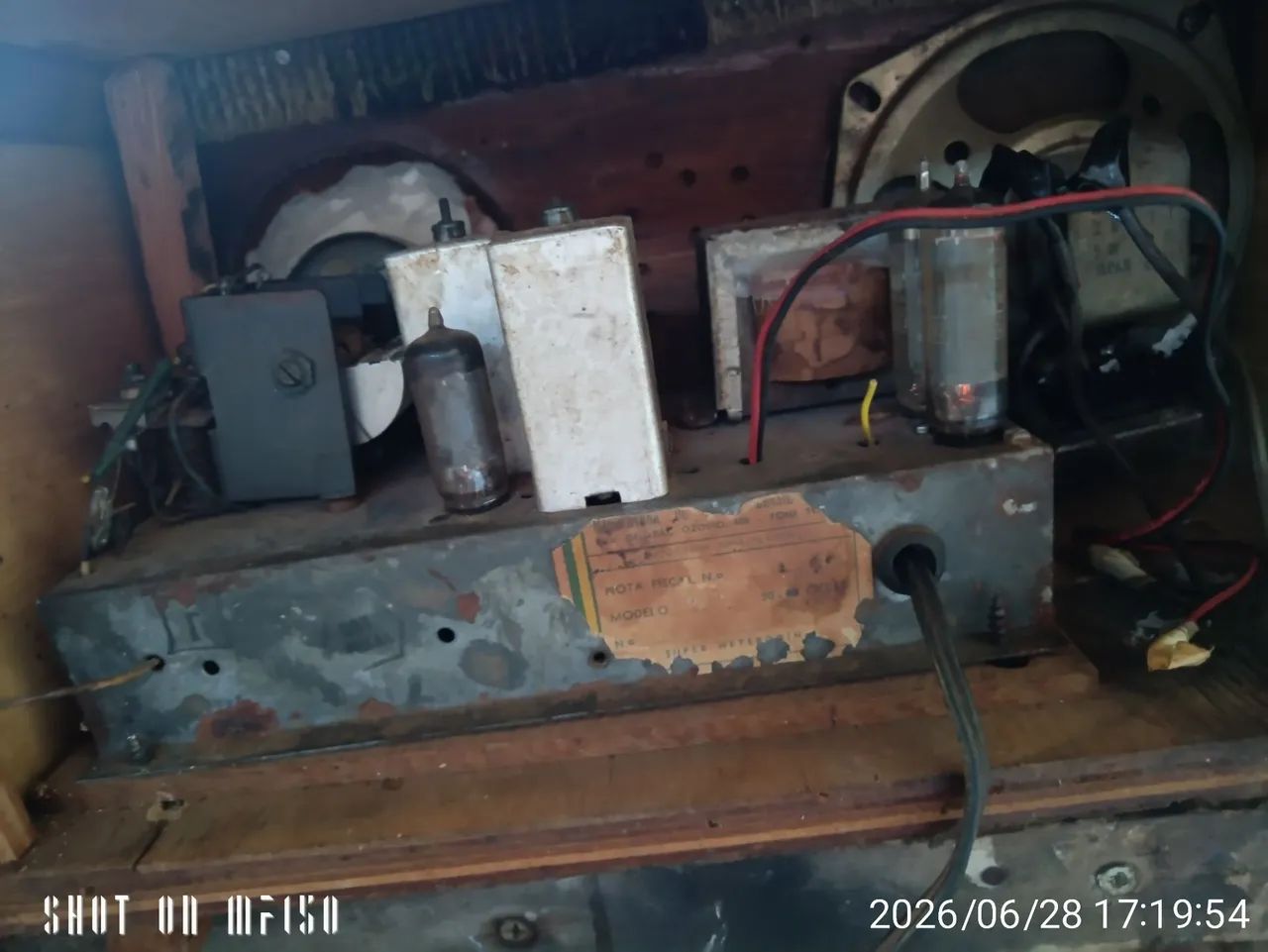 Vendo rádio antigo funcionando não sei a marca dele acho que a caixa não e original dele  - Foto 4