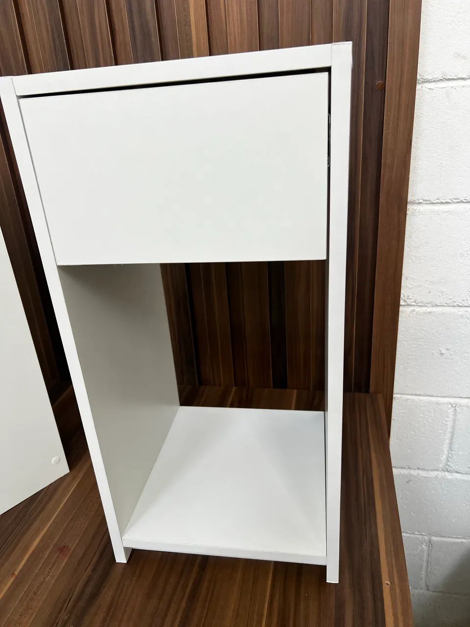 Mesa de cabeceira em MDF nova