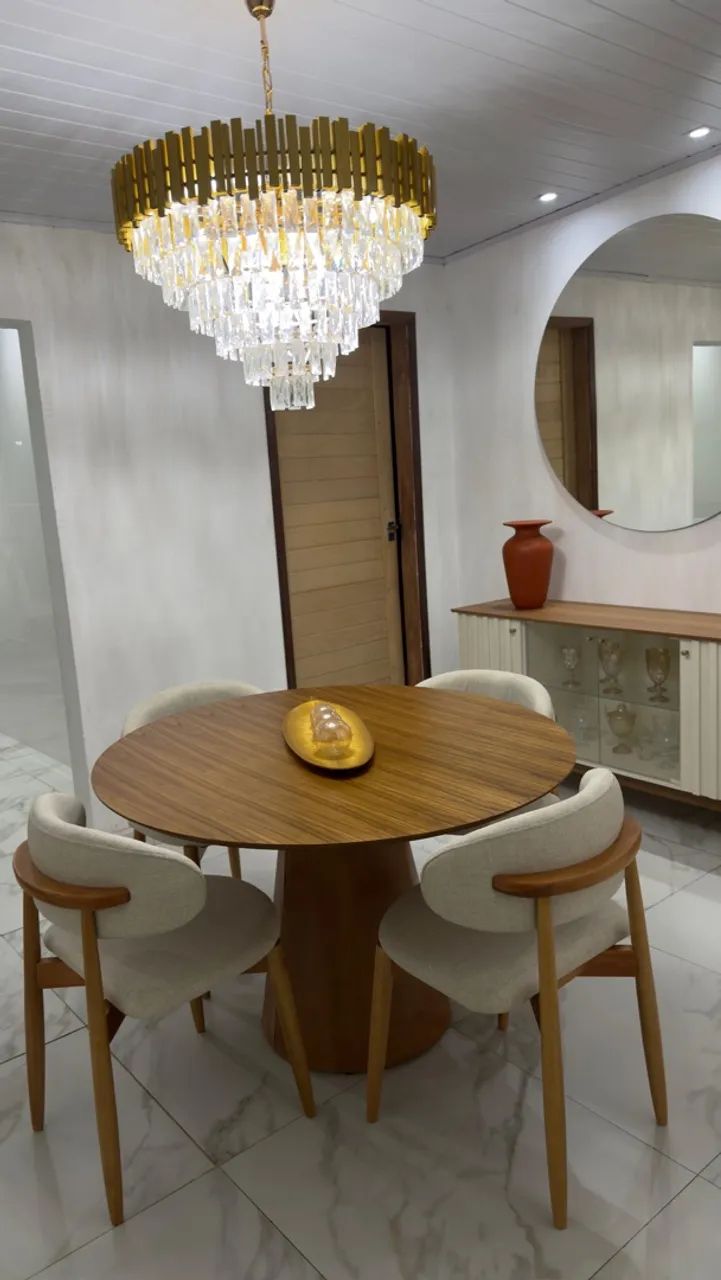 Mesa com 4 cadeiras 