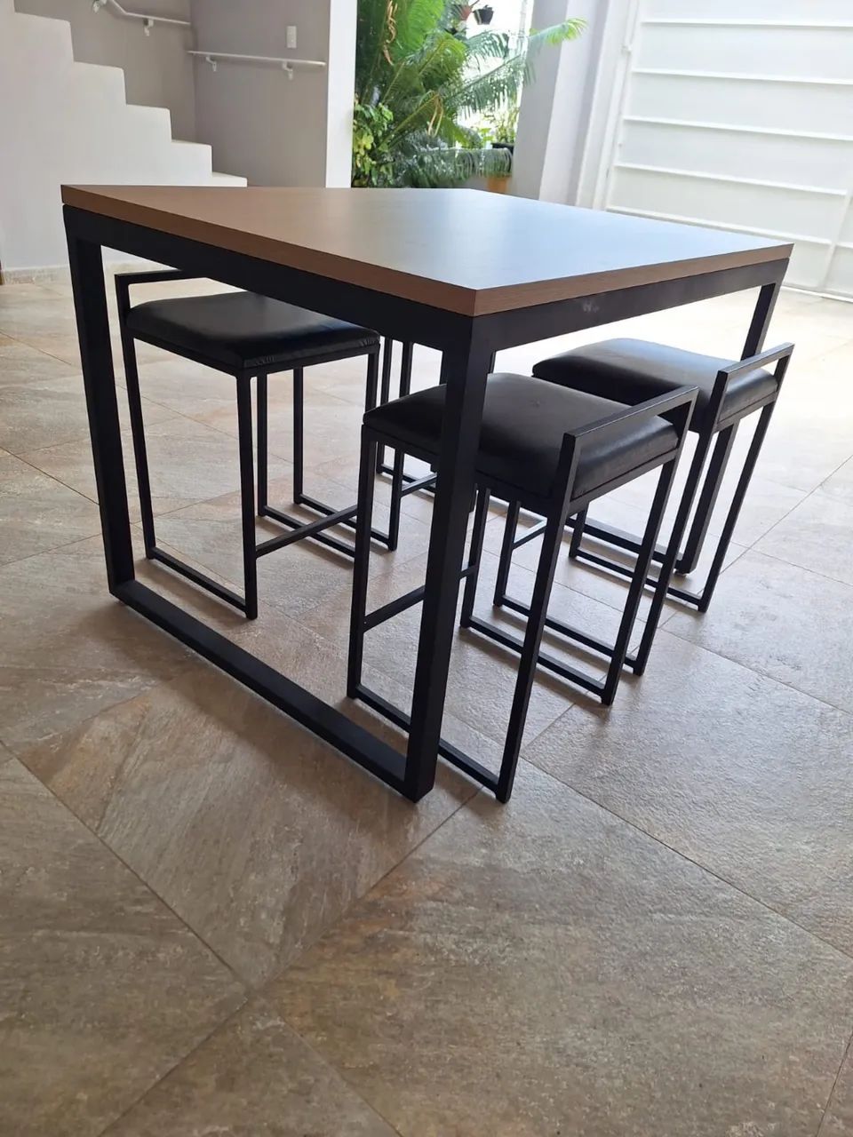 Vendo Mesa de Metal com Madeira + 4 banquetas - Foto 3