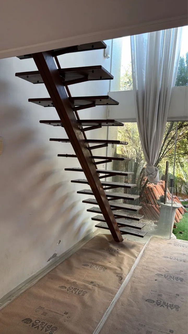 ESCADA DE FERRO E MADEIRA - Foto 2