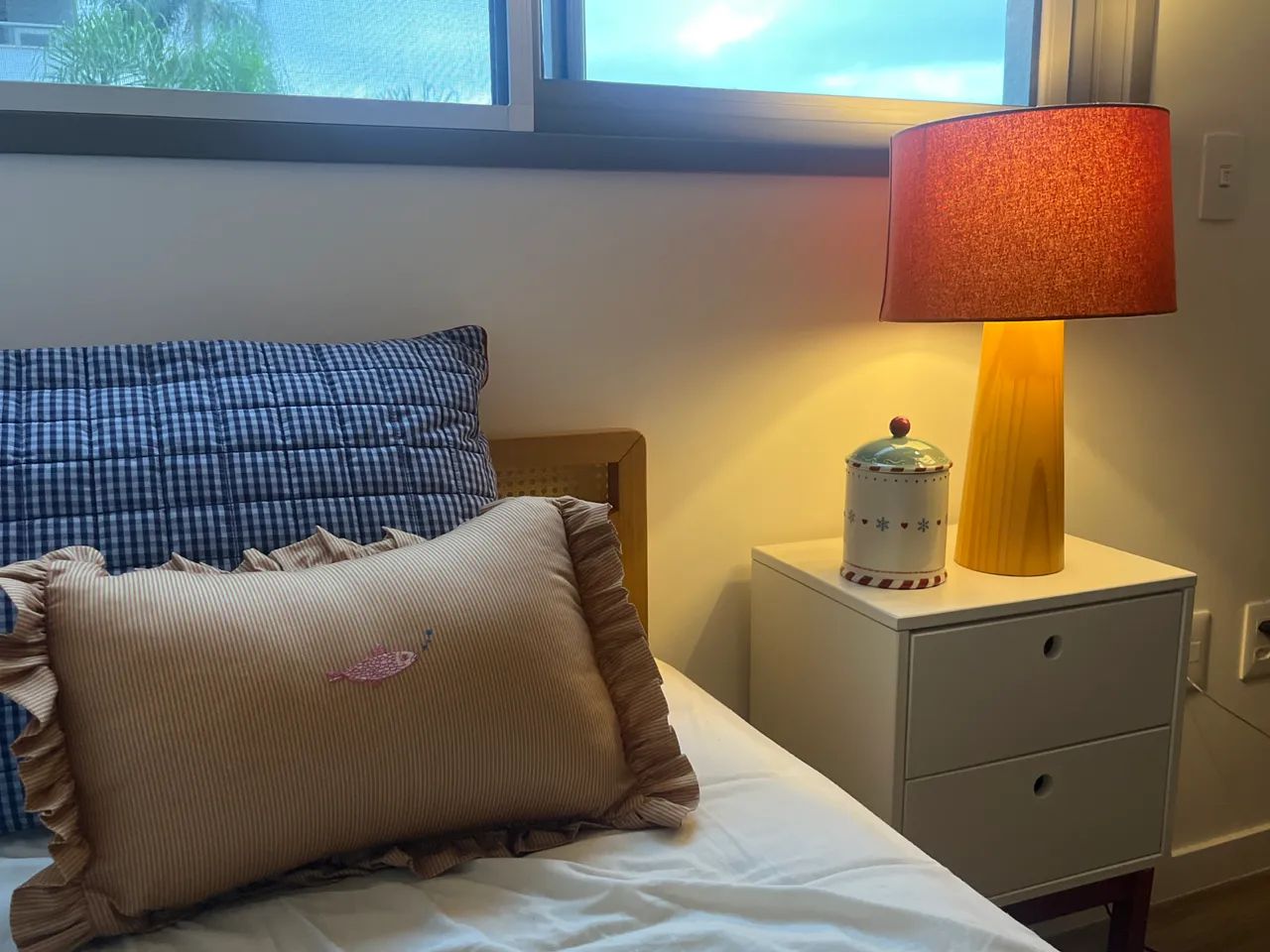 Duas mesas de cabeceira 