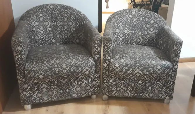 Duas poltronas, estofadas, tecido, bom estado.