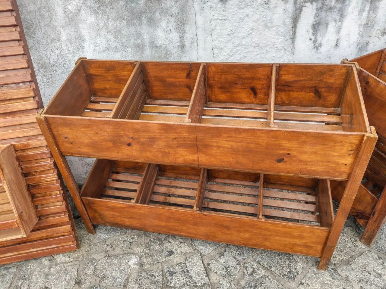 Vende-se expositor de madeira