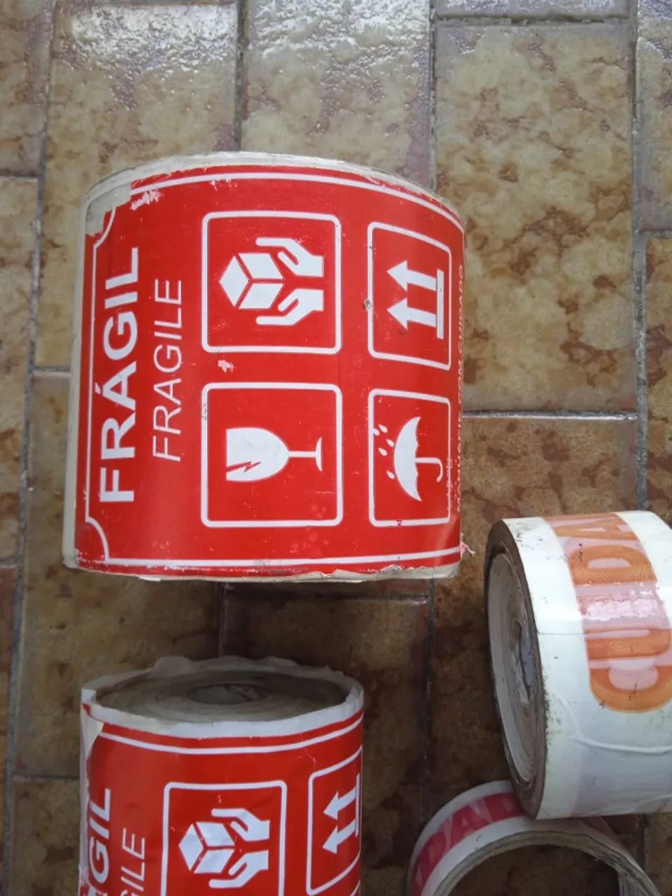 lote de material de embalagem - etiquetas fragil e etc - Foto 2