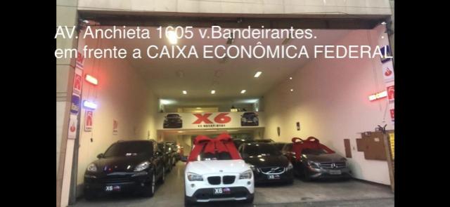 Vendedor(a) de carros precisa se