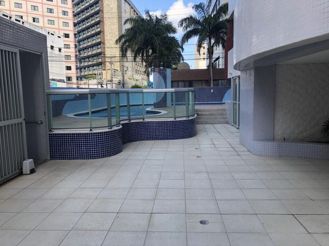 Apartamento com 4 suítes +gabinete + lavabo a 50 metros da praia - Foto 2