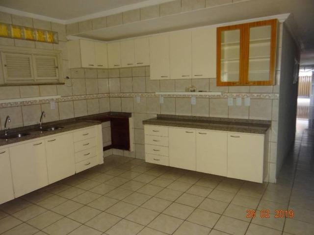CA1841 Vendo ou Alugo, casa duplex com 5 quartos, 8 vagas de garagem, Cambeba - Foto 2