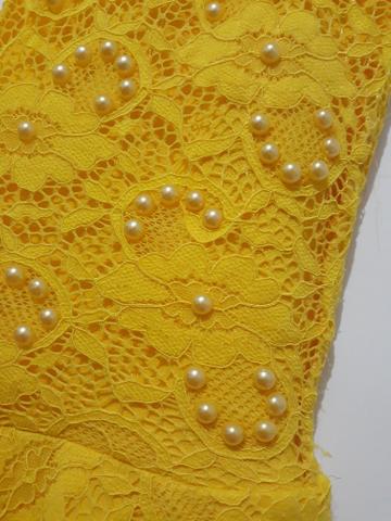 Vestido curto em renda