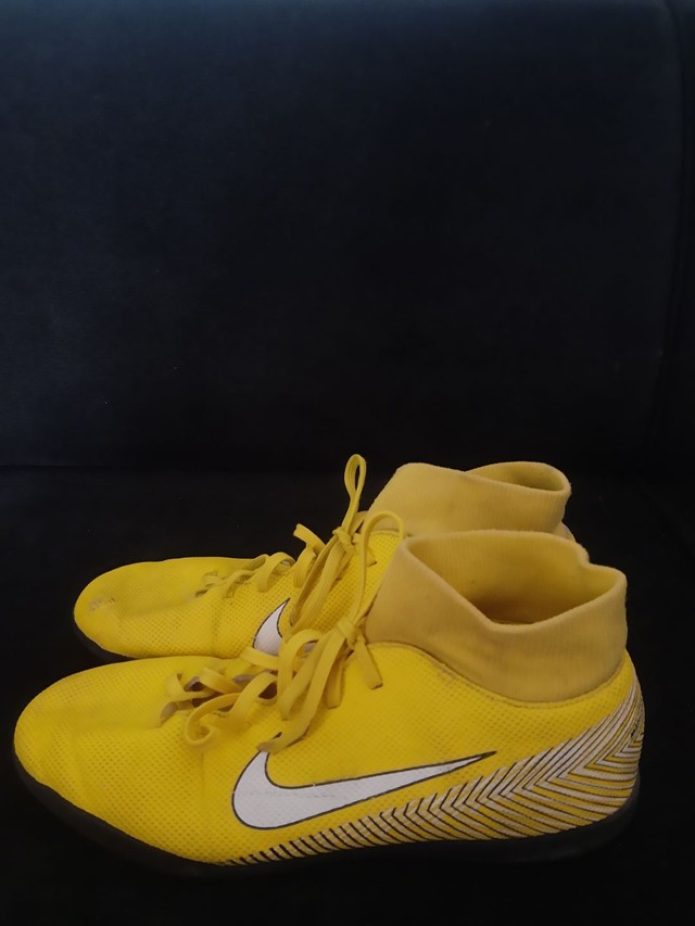 nike botinha amarelo