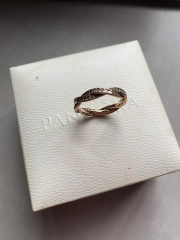 Anel Pandora rosé com zirconias 