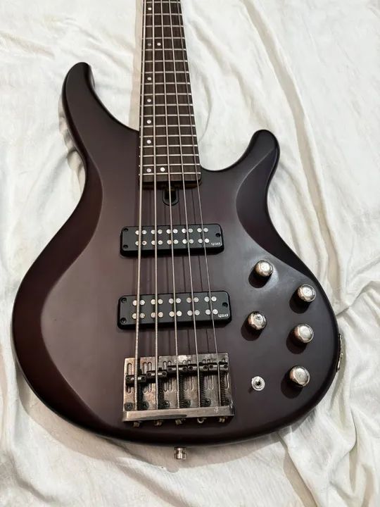 Baixo 5 cordas yamaha trbx505