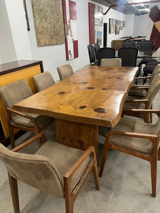 Mesa com tampo de madeira orgânico 