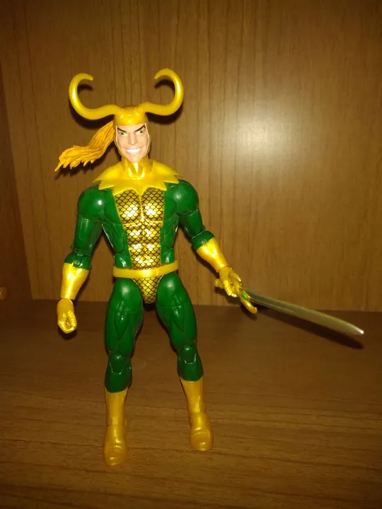 Boneco Marvel Legends Loki Hasbro
