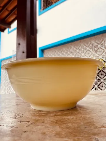 Tijeta Bowl em Opalina Colorex com listra e borda alta.