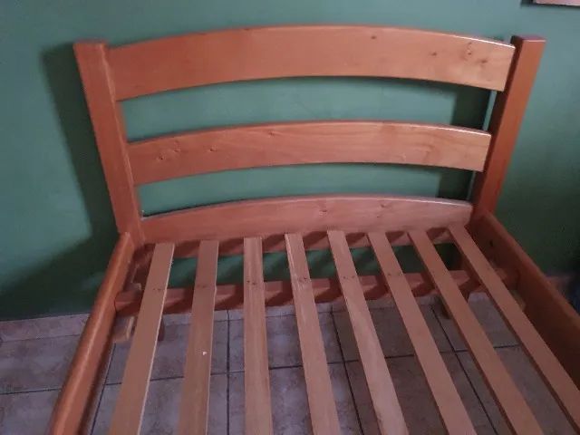 Cama De Solteiro feito de madeira maciça