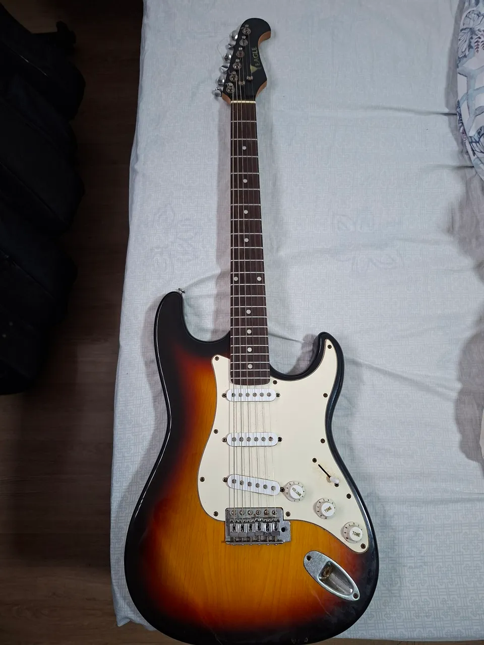 Guitarra Elétrica Eagle Sunburst