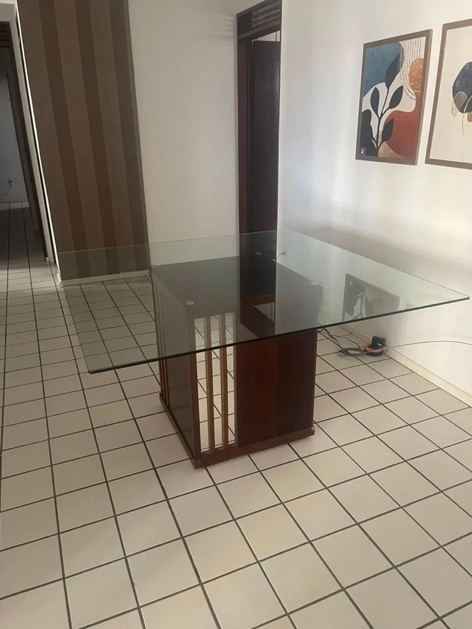 Mesa de Jantar de Vidro com Base de Madeira ! Vendo ou troco por mesa de 4 lugares  - Foto 4