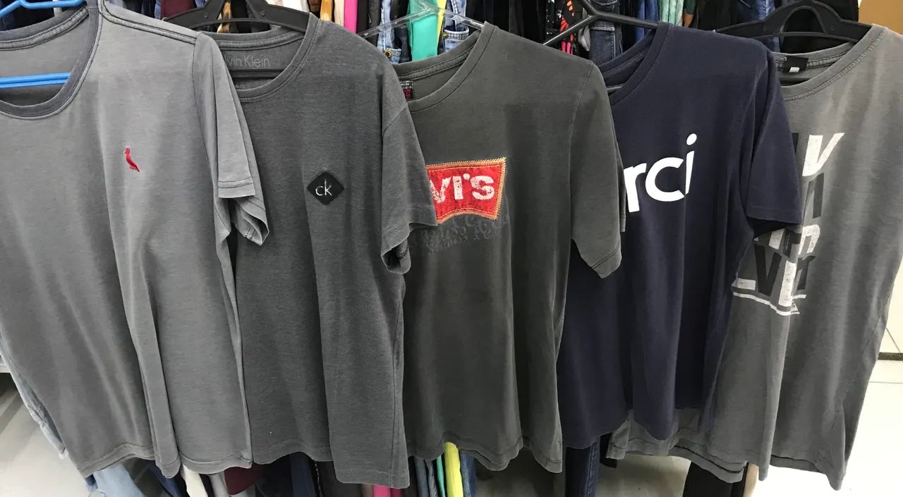 Frete grátis Kit com 6 camisetas seminova 