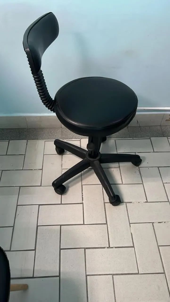 Mocho preto couro atendimento Estático ou ambulatorial  - Foto 2