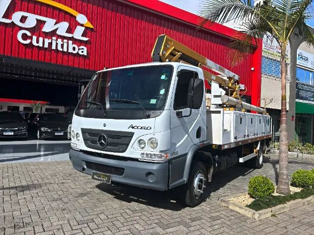 Accelo 815 da Mercedes com cesto aéreo de 13,5m de alcance