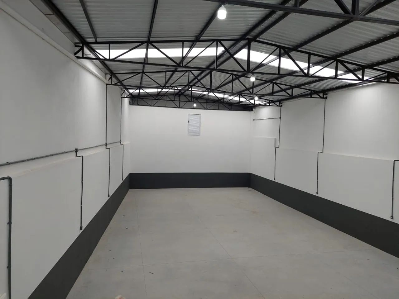Galpão para aluguel possui 260 metros quadrados em Meudon - Teresópolis - RJ