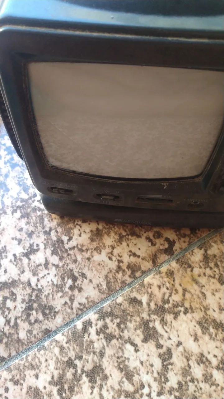Pequena tv 14 polegadas em preto e branco  - Foto 4